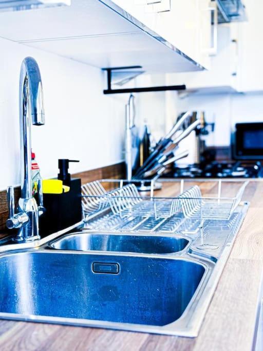 Contractors, Families, Tourists & Groups Welcome Sleeps Upto 9, Garden, Pet Allowed, Parking Included! Бирмингем Экстерьер фото