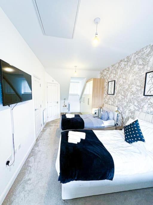 Contractors, Families, Tourists & Groups Welcome Sleeps Upto 9, Garden, Pet Allowed, Parking Included! Бирмингем Экстерьер фото