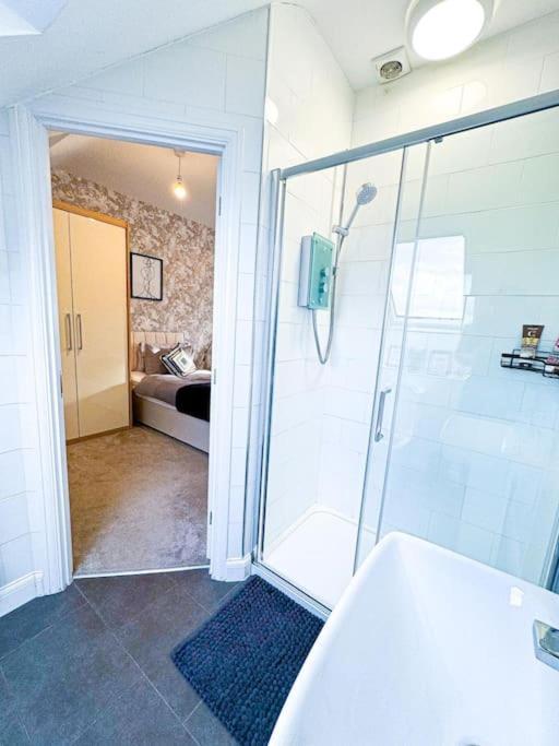 Contractors, Families, Tourists & Groups Welcome Sleeps Upto 9, Garden, Pet Allowed, Parking Included! Бирмингем Экстерьер фото